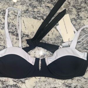 New Commense black and white swim top sz XS